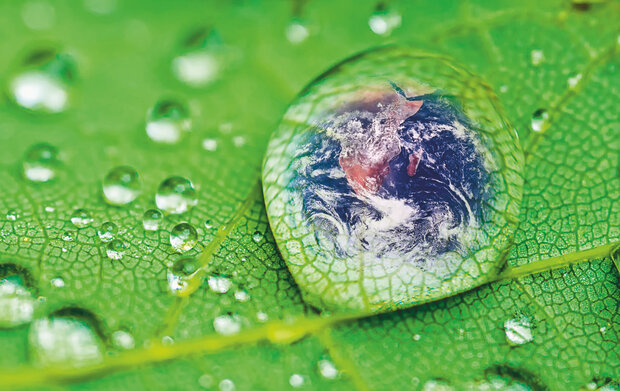 Spiegelung der Erde in Wassertropfen